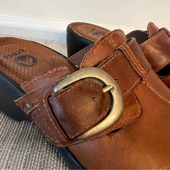 CROCS Cobbler Buckle Clogs Mules Shoes Leather Brown Size 6 - Picture 4 of 15